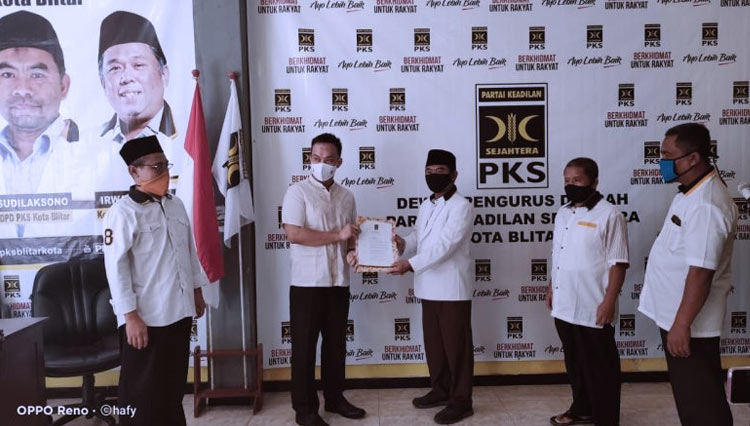 Henry Pradipta Anwar saat menerima surat rekomendasi dari PKS, Rabu (8/7/2020). (Foto: PKS) 