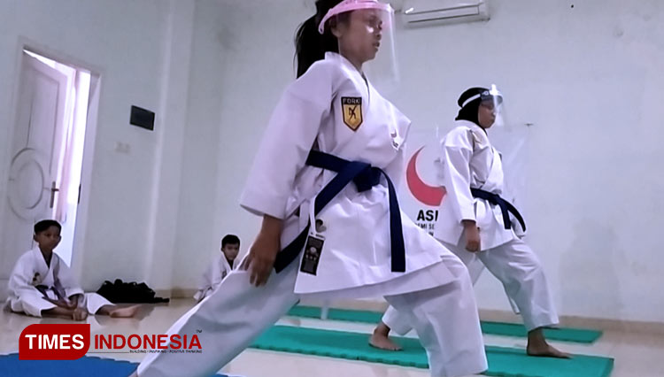 Era New Normal, para Karateka di Banyumas dari ASKI Dojo Ozaka mulai intensifkan latihan dengan protokol kesehatan ketat. (FOTO: Sutrisno/TIMES Indonesia)