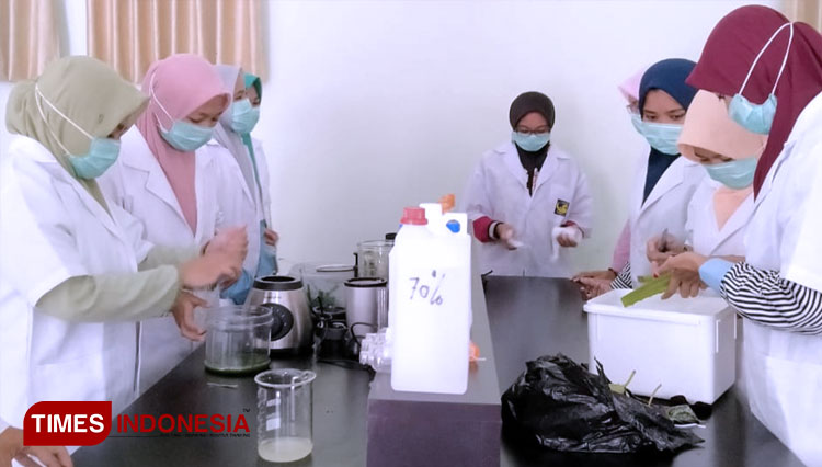 Mahasiswa IST Annuqayah membuat hand sanitizer di laboratorium IST Annuqayah. (FOTO: Ach. Qusyairi Nurullah/TIMES Indonesia)