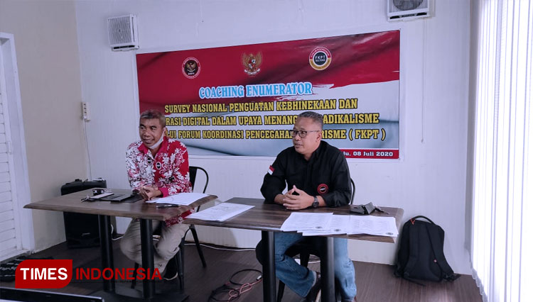 Ketua FKPT Sulteng Dr Muhd Nur Sangadji (batik FKPT) dan Kepala Bidang Pengakajian saat menyampaikan tentang gambaran survey kebhinekaan dan literasi media.  (FOTO: Humas FKPT Sulteng for Times Indonesia).