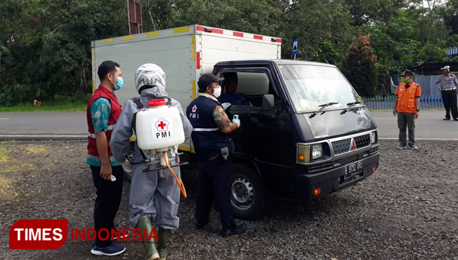 Selain pengecekan suhu tubuh, personil PMI Cilacap juga melakukan spraying disinfektan pada kendaraan. (Foto: dok PMI for TIMES Indonesia)