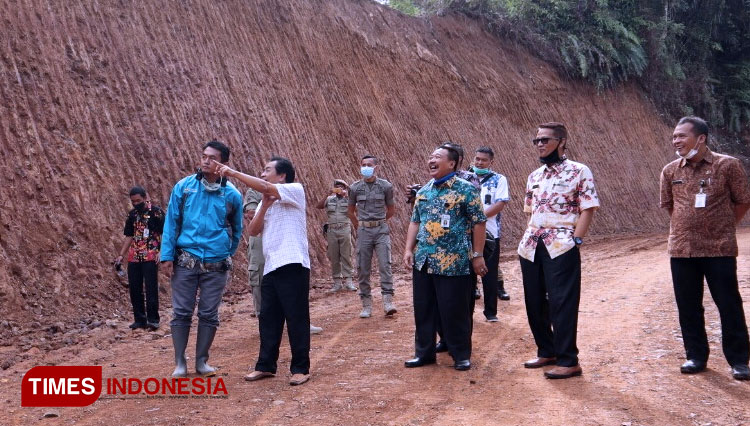 Bupati Banjarnegara Budhi Sarwono kunjungi jalan penetrasi Banjarnegara - Kebumen. (FOTO : Kominfo for TIMES Indonesia)