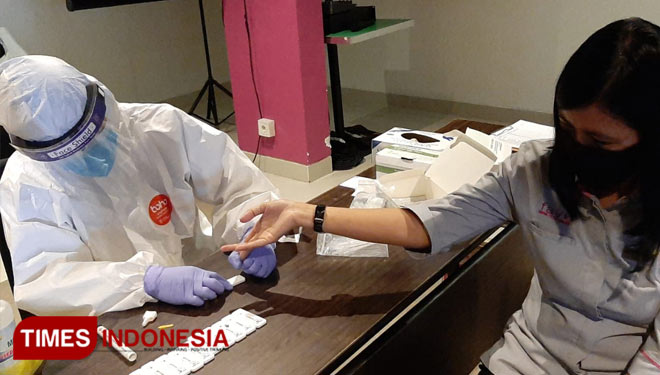 Rapid test Covid-19 digelar Favehotel Cilacap sebagai bagian dari program uji kesehatan karyawan hotel di bawah manajemen Archipelago International. (FOTO: Favehotel Cilacap for TIMES Indonesia)