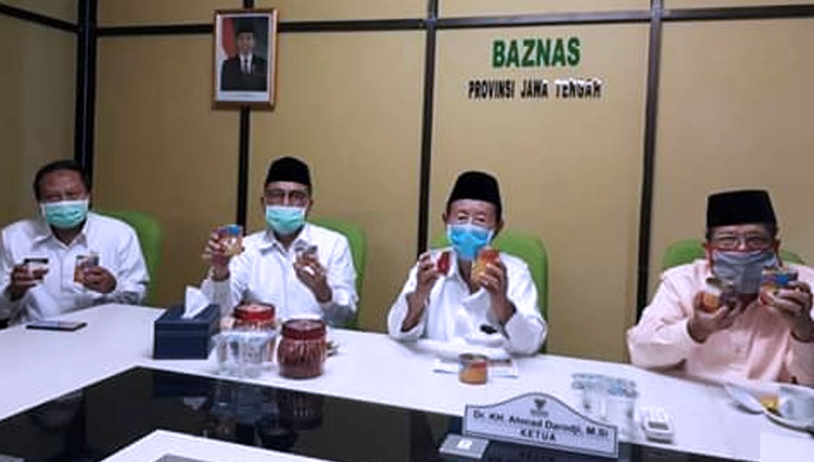 KH. Ahmad Daroji (kedua dari kanan) bersama pengurus BAZNAS Jateng tunjukkan daging qurban kalengan. (FOTO: Humas Baznas Jateng)