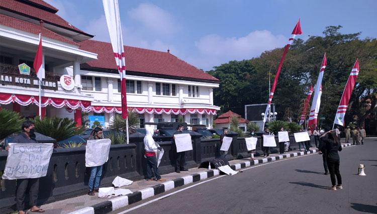 Aksi MCW di depan Balai Kota Malang. (FOTO: MCW) 