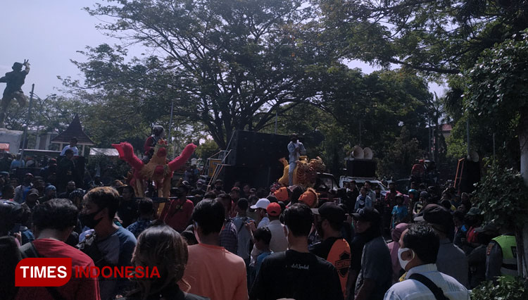 Unjuk rasa pekerja seni di depan Kantor Bupati. (Foto: Devteo MP/TIMES Indonesia)