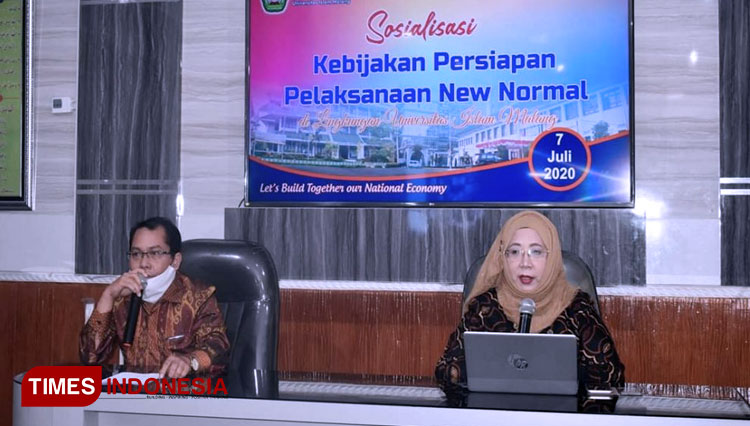Dekan FEB Unisma Malang Nur Diana, SE, MSi memberikan sambutan pada acara Webinar Sosialisasi Kebijakan Persiapan Pelaksanaan New Normal. (FOTO: AJP TIMES Indonesia)