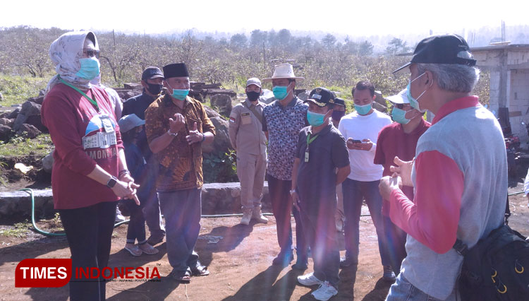 Wali Kota Batu, Dra Hj Dewanti Rumpoko MSi saat survei batas desa pemekaran wilayah Desa Tulungrejo. (FOTO: Muhammad Dhani Rahman/TIMESINDONESIA) 