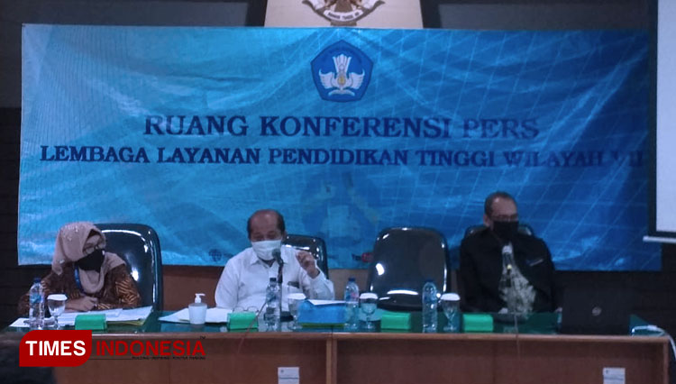 Kepala LLDIKTI Wilayah VII Jawa Timur, Prof. Dr. Ir. Soeprapto, DEA (tengah) saat memaparkan soal bantuan UKT/SPP dan KIP-K kepada mahasiswa (Foto: Inntan Wulandari/TIMES Indonesia) 