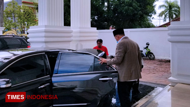 Gubernur KH Abdul Gani Kasuba saat naik ke mobil menuju Bandara Babullah Ternate. (Foto: Wahyudi Yahya/TIMES Indonesia)