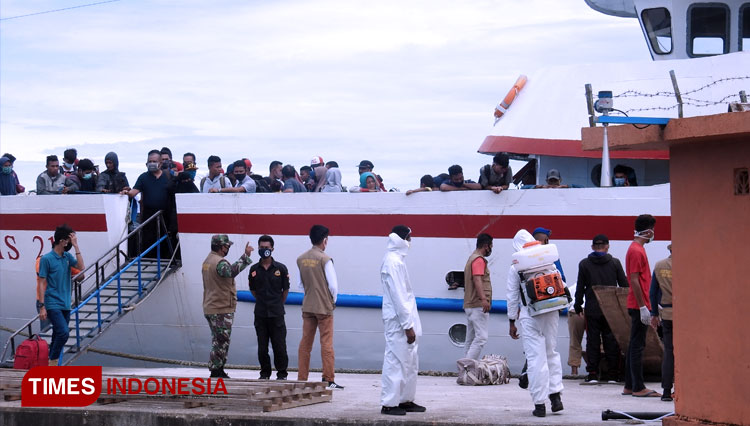 Tim Gugus Tugas Kabupaten Pulau Taliabu saat melakukan pemeriksaan penumpang Kapal  Al-Sudais yang masuk dari Kota Ternate (FOTO: Husen Hamid/TIMES Indonesia)