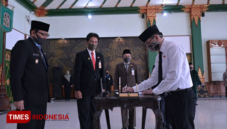Wakil Wali Kota Yogyakarta, Heroe Poerwadi (kiri) ketika melantik dua Kepala Sekolah dan dua Pejabat Fungsional. (FOTO: Pemkot Yogyakarta for TIMES Indonesia)