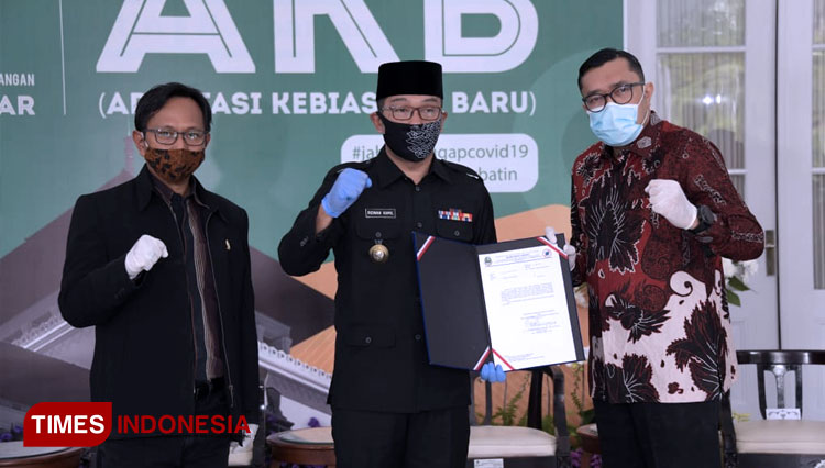 Gubernur Jabar Ridwan Kamil saat menerima bantuan dari donatur di Gedung Pakuan, Kota Bandung, Jumat (10/7/20). (FOTO: Humas Jabar for TIMES Indonesia)