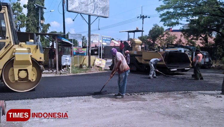 Pemeliharaan jalan Cipaku-Polsek Kadipaten, Kecamatan Kadipaten, Kabupaten Majalengka. (Foto: Jaja Sumarja/TIMES Indonesia)