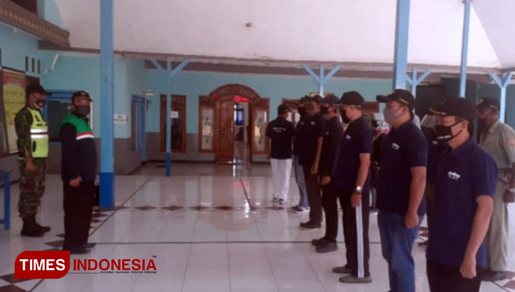 Penertiban masker di depan Kantor Desa Wonorejo Kecamatan Lawang oleh Kepala Desa dan segenap Perangkat Desa. (FOTO: AJP TIMES Indonesia)