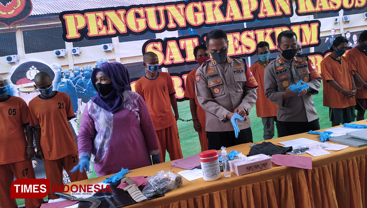 Penunjukan barang bukti penganiayaan oleh Kapolresta Cirebon, Kombes Pol M Syahduddi. (foto: Devteo MP/TIMES Indonesia)