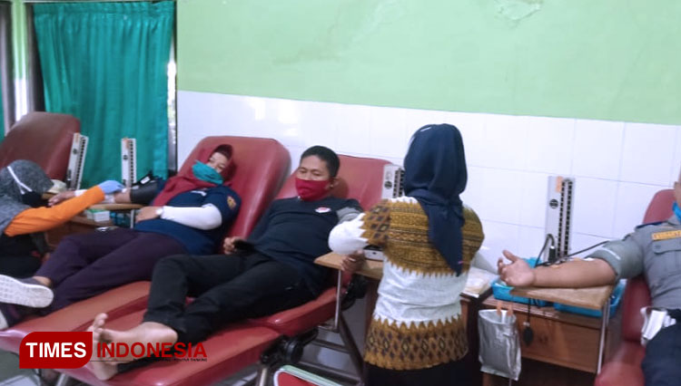 Petugas PMI Ngawi mengambil darah para pendonor dari komunitas ICN. (Foto: Ardian Febri TH/TIMES Indonesia)