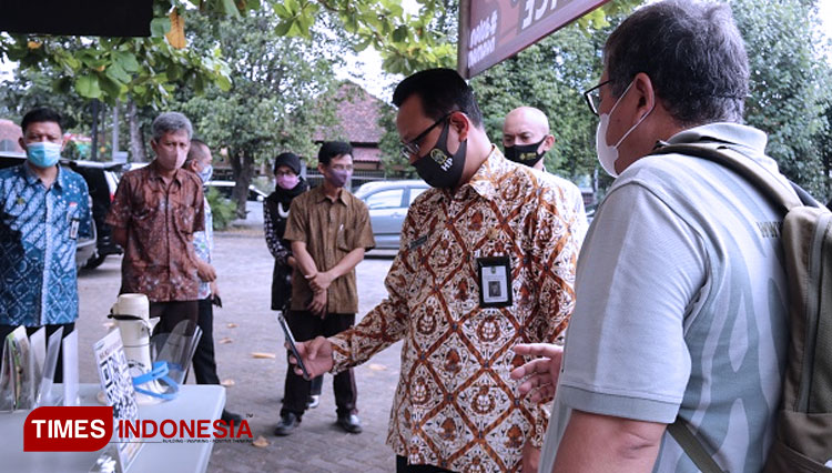 Wakil Wali Kota Yogyakarta, Heroe Poerwadi ketika meninjau kesiapan protokol kesehatan di Kebun Binatang Gembira Loka Zoo. (FOTO: Pemkot Yogyakarta for TIMES Indonesia)