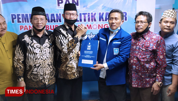 Yuhronur Efendi (batik) dan Ketua DPD Lamongan, Husnul Aqib, menunjukkan pakta integritas yang telah ditandatangani kedua pihak, di Kantor DPD PAN Lamongan, Jumat (10/7/2020). (FOTO: MFA Rohmatillah/TIMES Indonesia)