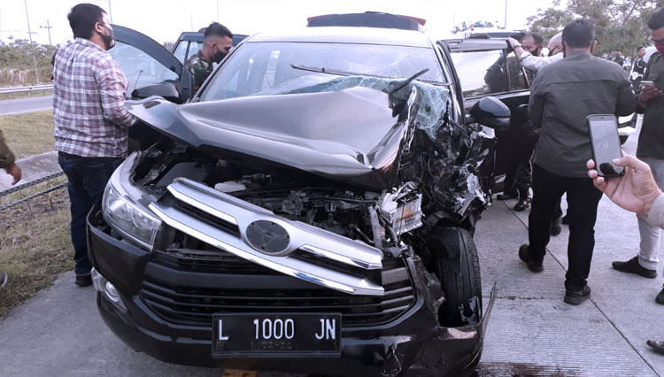 Mobil rombongan Kapolda Jatim dengan nopol L 1000 JN mengalami ringsek dan pecah ban karena kecelakaan, Jumat (10/7/2020). (foto: whatsApp group))