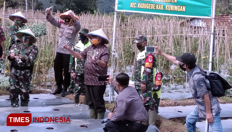 Danrem 063 Sunan Gunung Jati Jawa Barat, Kolonel Inf Elkines Villando Dewangga Kusumawadie bersama Bupati Kuningan Acep Purnama. (FOTO: Oon Mujahidin / TIMES Indonesia)