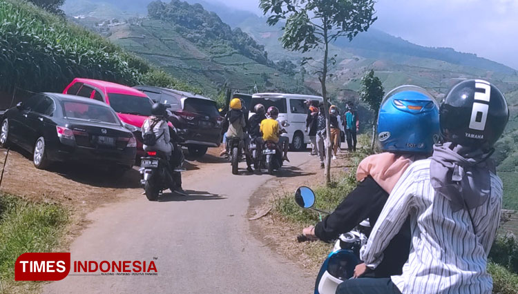 Pengunjung tengah berwisata di Terasering Panyaweuyan Majalengka. (FOTO: Jaja Sumarja/TIMES Indonesia)