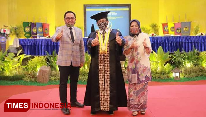 Baddrut Tamam, Bupati Pamekasan dari kiri saat mendampingi Abdul Halim Iskandar atas anugerah gelar Doktor Honoris Causa (HC). (Foto: Pamekasan Hebat)
