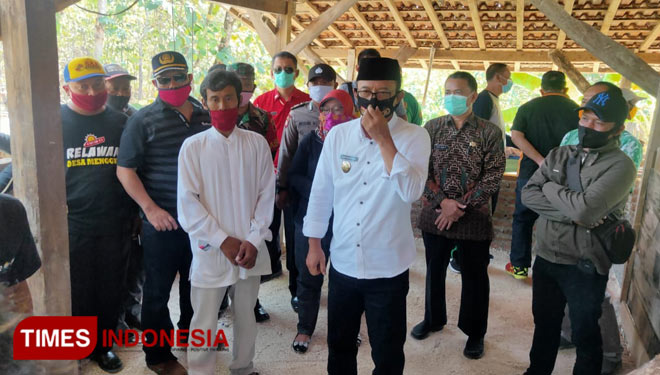 Bupati Ngawi Budi Sulistyono mendatangi rumah Giman yang dikabarkan bergeser tempat dalam semalam. (Foto: Ardian Febri TH/TIMES Indonesia)