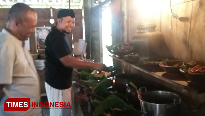 Jatmiko, the owner of Warung Kopi Kebul Kenteng Banjarnegara, Central Java joined the customers to have some traditional buffet style dining at his resturant. (PHOTO: Muchlas Hamidi/TIMES Indonesia) 