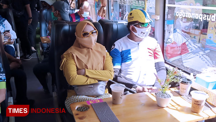 Bupati Ponorogo Ipong Muchlissoni beserta istri menikmati suasana Cafe bus. (foto: Marhaban/TIMES Indonesia)
