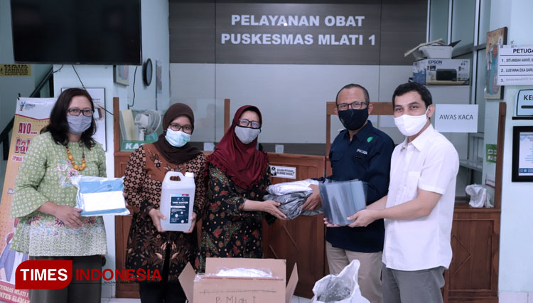 Tim DERU UGM ketika memberikan bantuan APD untuk tenaga kesehatan di Puskesmas Mlati I, Sleman, Yogyakarta (FOTO: Humas UGM for TIMES Indonesia) 