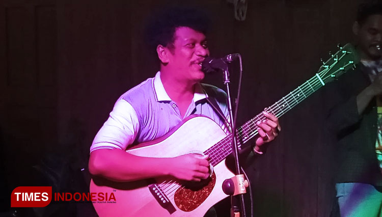 Daniel Rumbekwan saat mini konser di SEA Coffee Jalan Kartini Kota Madiun sekaligus launching mini album Serayu, Jumat (10/7/2020) malam. (Foto: Aditya Chandra/TIMES Indonesia)