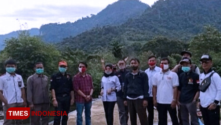 Paswancam STL Ulu Terawas dalam kegiatan verifikasi faktual di Desa Sri Pengantin Mura. (Foto: Aditya for TIMES Indonesia)