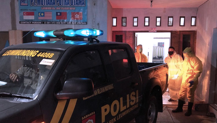 Petugas hendak mengevakuasi korban di Kantor PJTKI Majalengka. (Foto: Humas Polres Majalengka for TIMES Indonesia) 