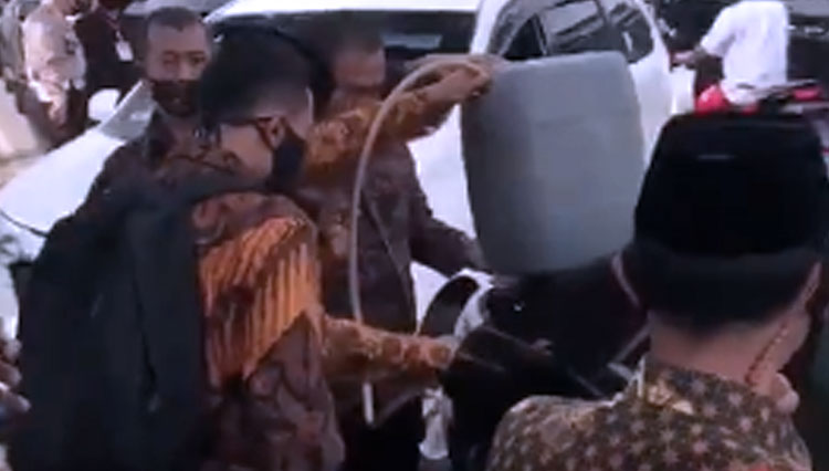 Viral Video Mobil RI-2 Isi BBM dengan Jeriken, Ini Penjelasan Istana