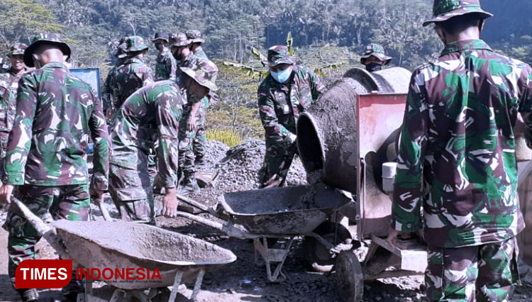 Mesin molen dan gerobak sorong/angkong alat untuk satgas TMMD (FOTO: ajp.TIMES Indonesia)