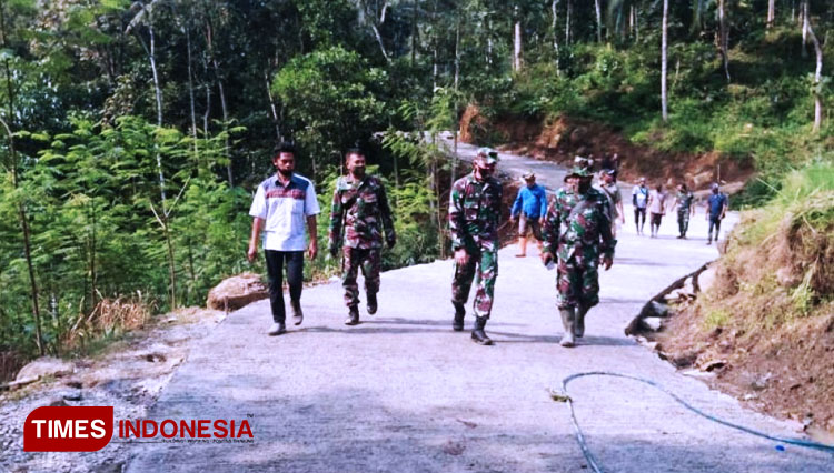 Dandim 0701/Banyumas didampingi Muspika Kecamatan Pekuncen menelusuri hasil pra TMMD Kodim Banyumas. (FOTO: AJP TIMES Indonesia)