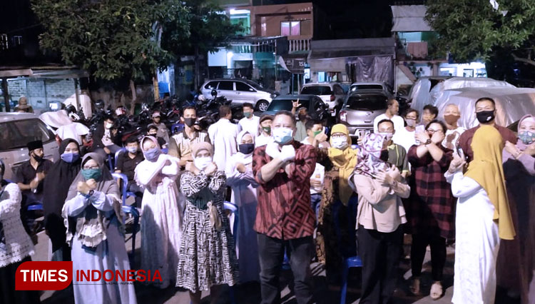 Wakil Wali Kota Surabaya, Whisnu Sakti Buana berada diantara warga dukuh kupang, Jumat (10/7/2020). (Foto : Khusnul Hasana/TIMES Indonesia)