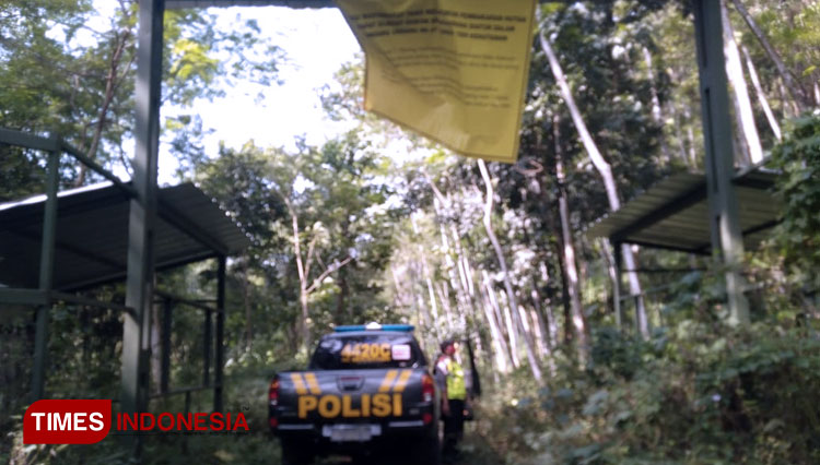 Aparat kepolisian Polsek Sindangwangi, melakukan patroli hutan di Majalengka. (FOTO: Humas Polres Majalengka for TIMES Indonesia)