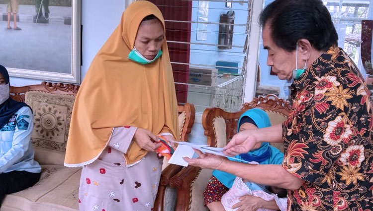 Bupati Banjarnegara Budhi Sarwono berikan bekal pada Ny Oshin saat pamit pulang ke kampung halaman. (FOTO: Kominfo Banjarnegara for TIMES Indonesia)