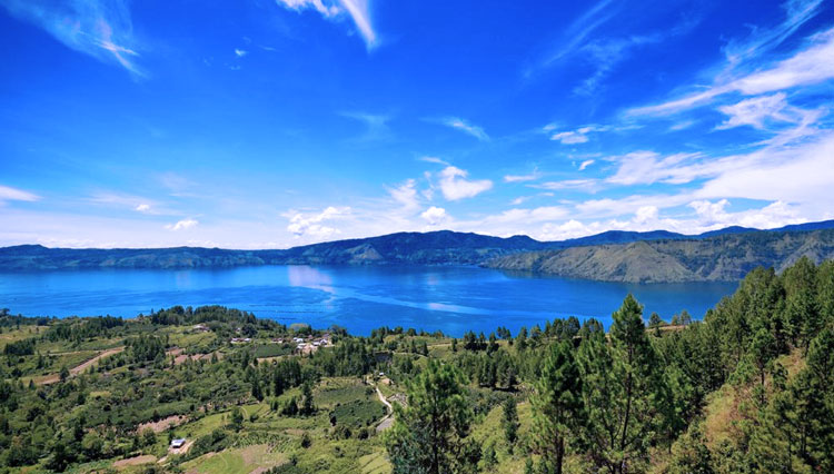 The crystal-clear water and beautiful natural scenery around Toba Caldera. North Sumatra which was acknowledged as UNESCO Global Park. (Photo: Ministry of Tourism and Creative Economy) 