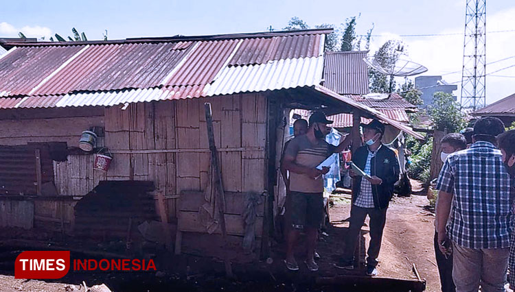  Dinas PKPP Kota Pagaralam mendampingi Tim Wasdal melihat kondisi RTLH yang mendapat bantuan rehab BSPS di Kelurahan Sidorejo. (Foto: Asnadi/ TIMES Indonesia)