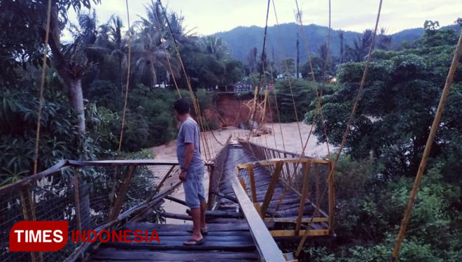 Jembatan Gantung Tapa Ambruk Total akibat debit air sungai Bolango sangat besar (Foto: Anas Bau)