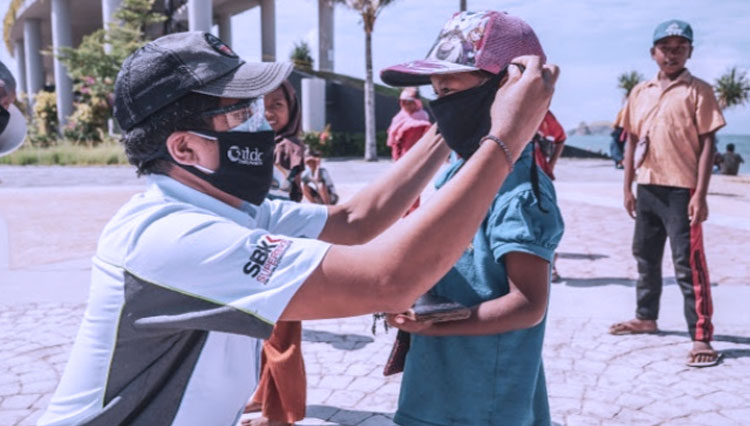 The visitors of The Mandalika Lombok forced to wear a mask before entering the tourist destinations. (Photo: ITDC for TIMES Indonesia) 