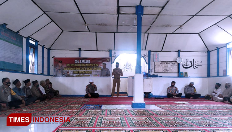 Polsek Dempo Utara menggelar doa bersama di Masjid Nurul Iman Dempo Karya. (FOTO: Humas Posek Dempo Utara/ TIMES Indonesia)