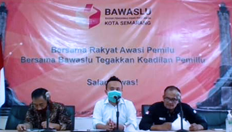 Komisioner Bawaslu Kota Semarang Bidang Penanganan Pelanggaran, Naya Amin Zaini (tengah). (foto: Humas Bawaslu)