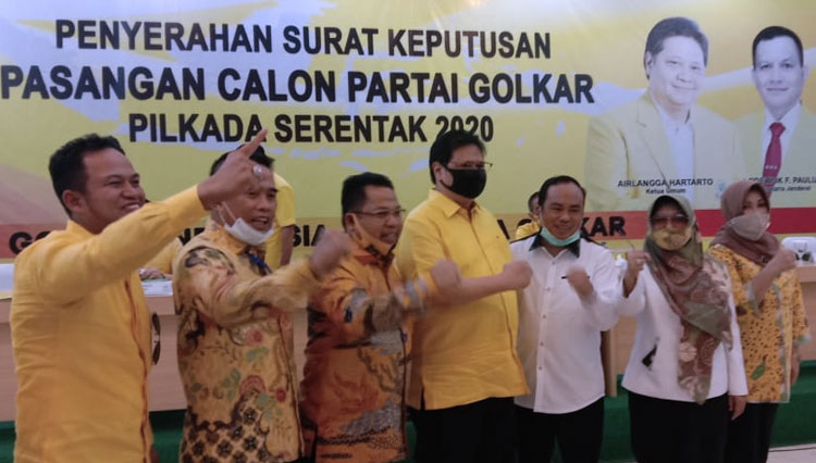 Pasangan Neni-Joni menerima SK dukungan Partai Golkar dari Ketua umum DPP Golkar, Airlangga Hartarto. (Foto: Dokumen Golkar Bontang)