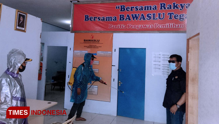 Penyemprotan disinfektan yang berlangsung di kantor Bawaslu Kabupaten Pamekasan. (FOTO: Akhmad Syafi'i/TIMES Indonesia)