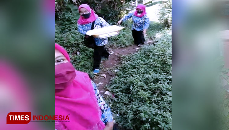 Ibu-ibu Kader Bersama-sama Melakukan Kunjungan Rumah Melewati Medan Berbukit dengan Membawa Timbangan Bayi. (FOTO: AJP/TIMES Indonesia)