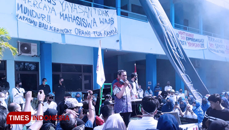 Ratusan civitas akademika UNIBA Solo ketika menyampaikan aspirasinya melalui aksi damai beberapa waktu lalu di kampus setempat. (Mukhtarul Hafidh/Times Indonesia)